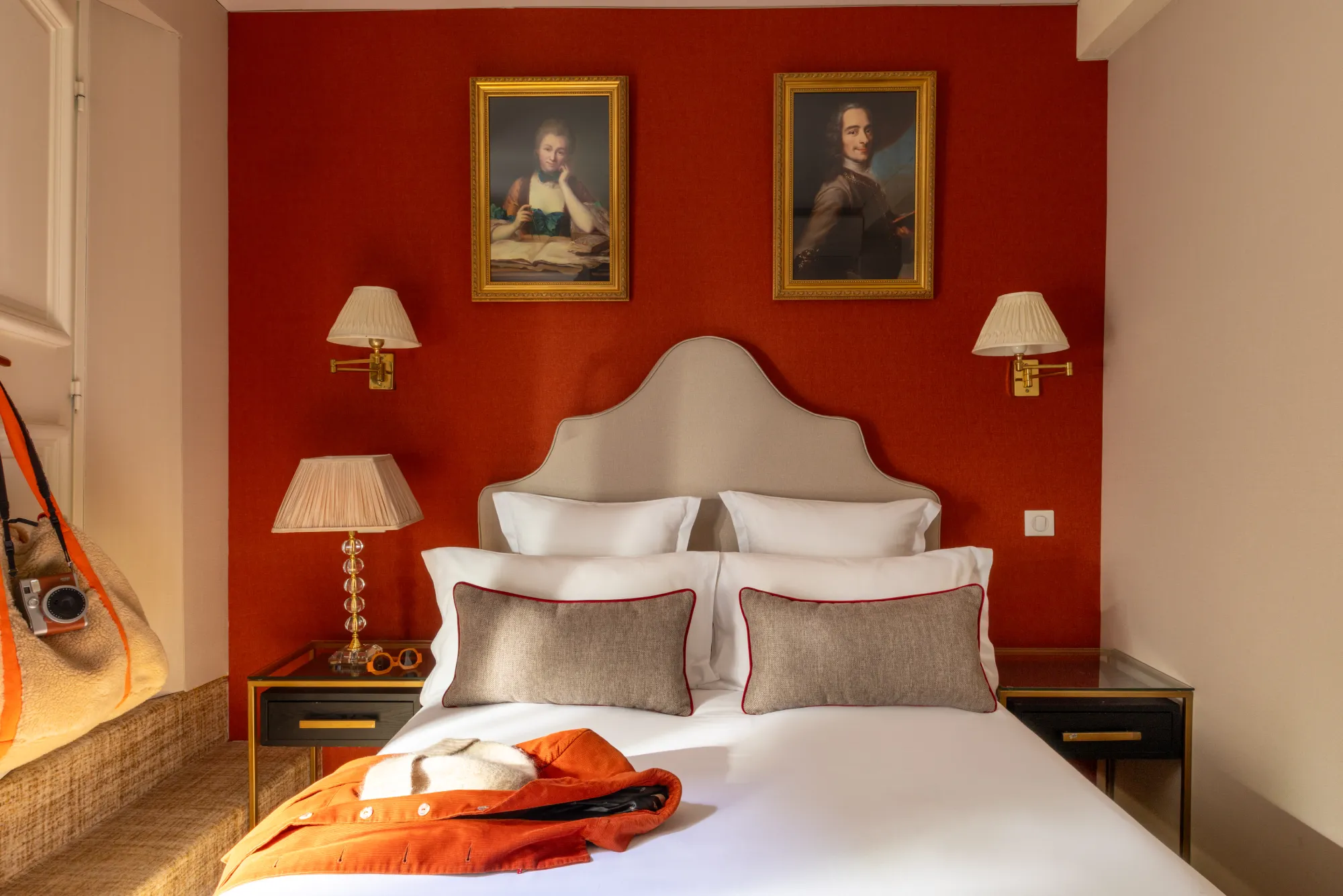 Lit avec tables de chevet en bois et lampes de part et d'autre dans la chambre Cosy de l'Hôtel des Deux Continents