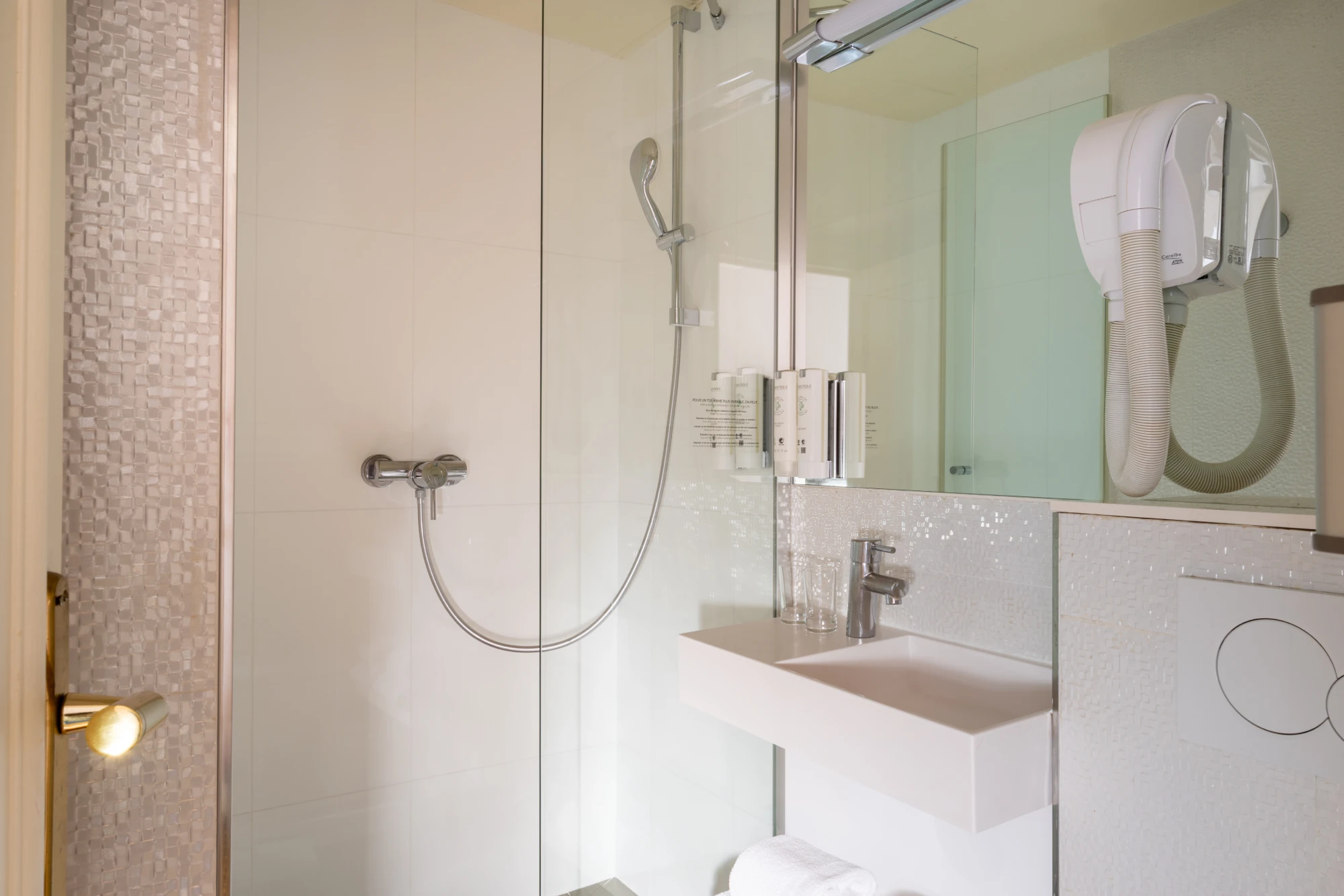 Douche à l'italienne en mosaïque claire avec sèche-cheveux et vasque dans la Chambre Terrasse de l'Hôtel des Deux Continents