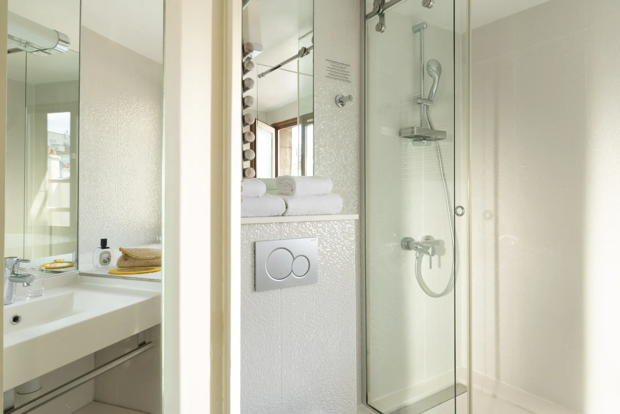 Vasque et douche à l'italienne vitrée côte à côte dans une salle de bain en mosaïque blanche, Chambre Terrasse