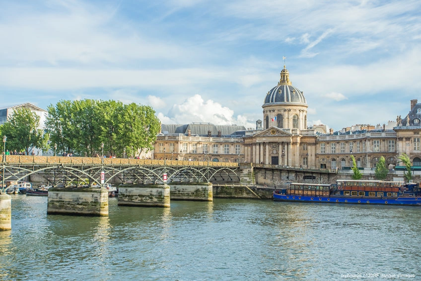 Coupole de l'Institut de France et Pont des Arts vus depuis les berges de la Seine à Paris
