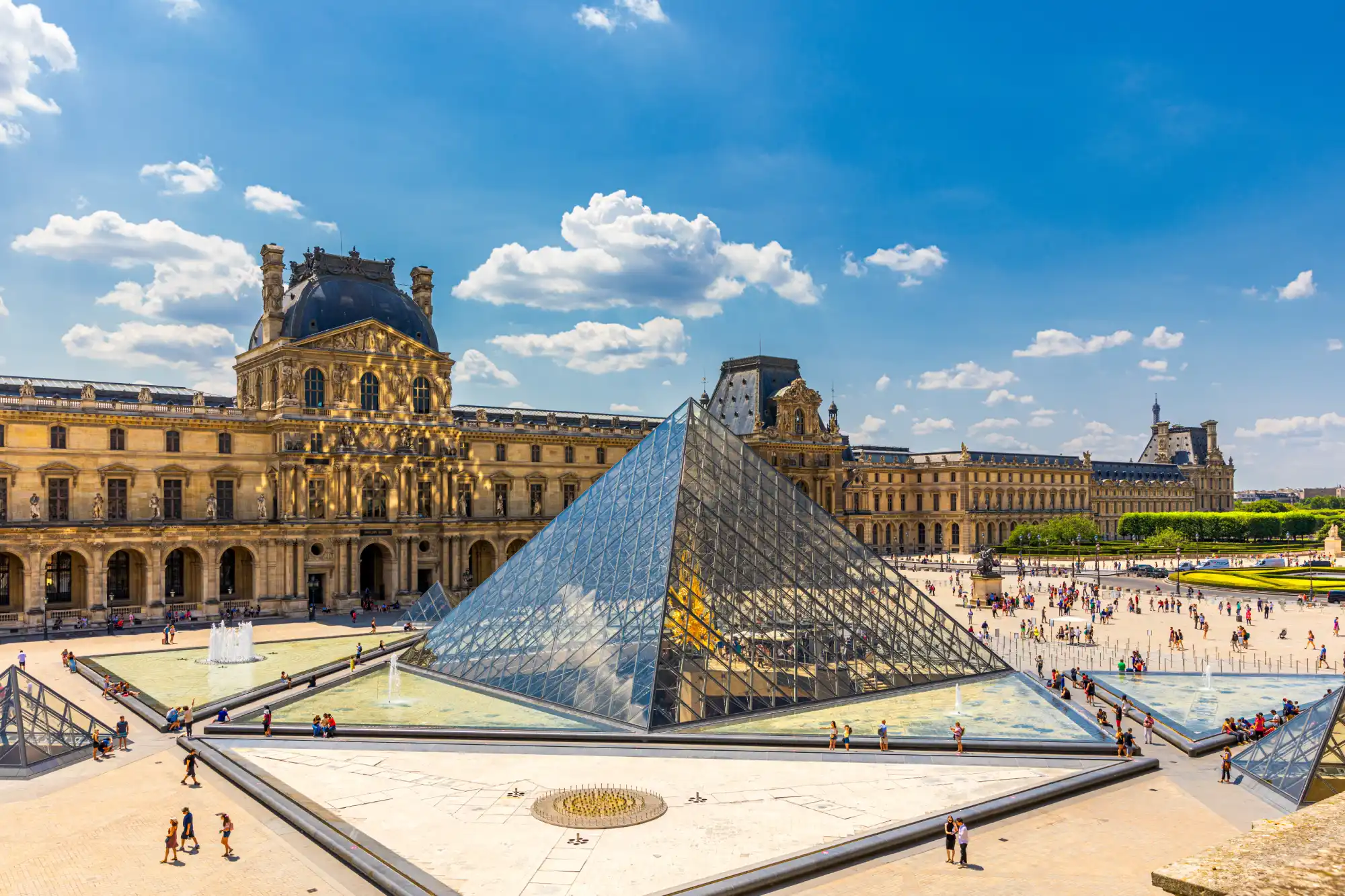Pyramide de verre du Louvre et façades du palais dans la cour Napoléon à Paris