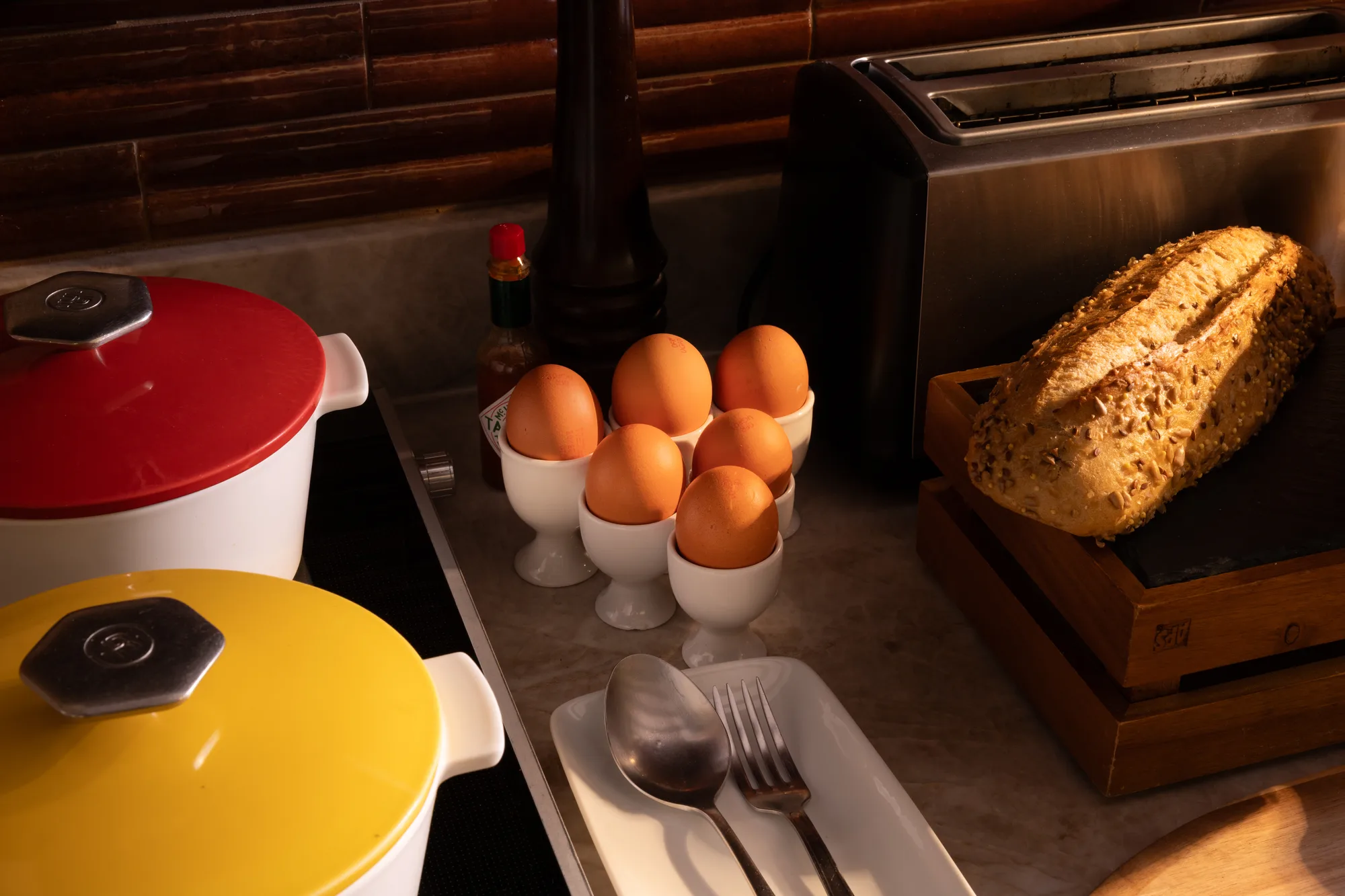 Œufs frais présentés avec du pain à toaster au buffet du petit-déjeuner
