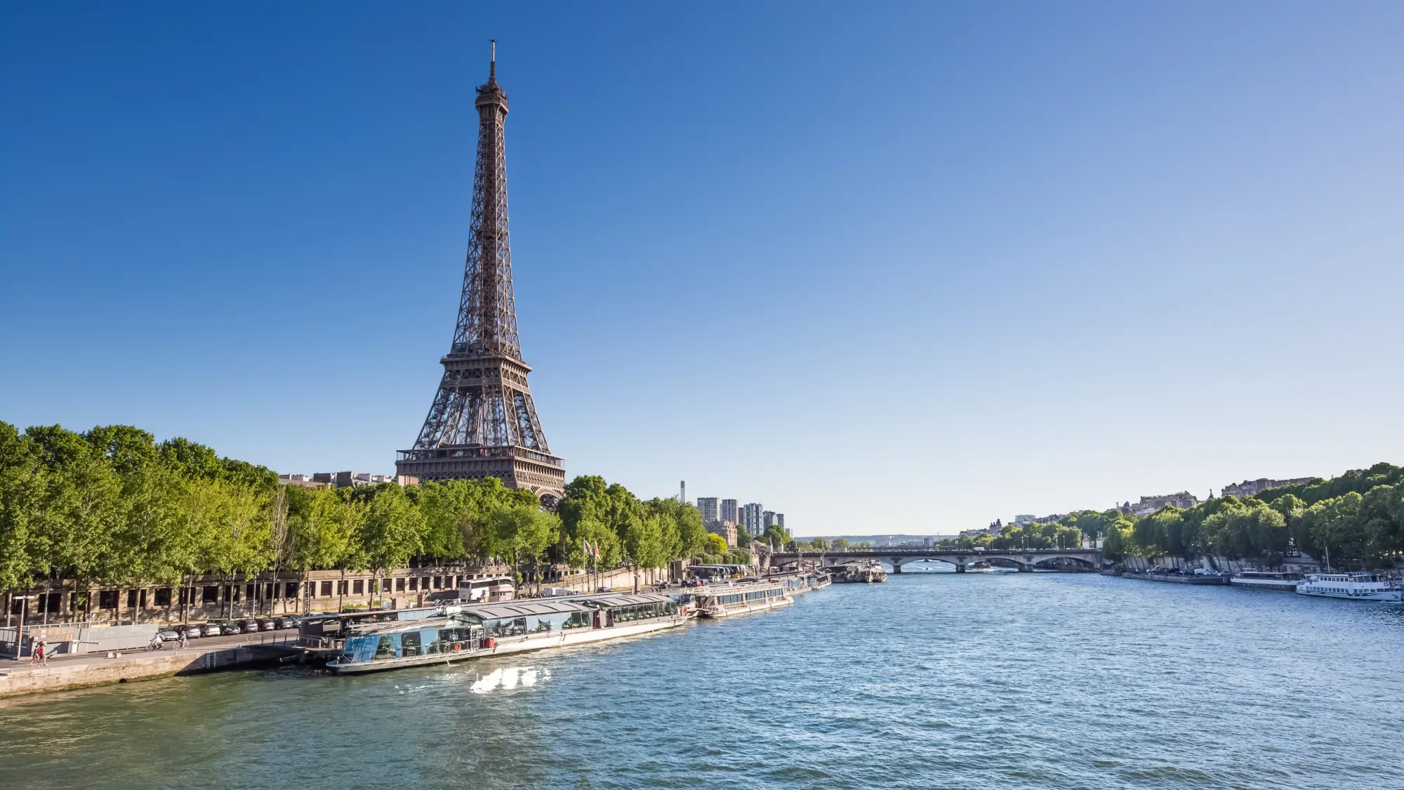 Tour Eiffel et bateau sur la Seine par une journée ensoleillée à Paris
