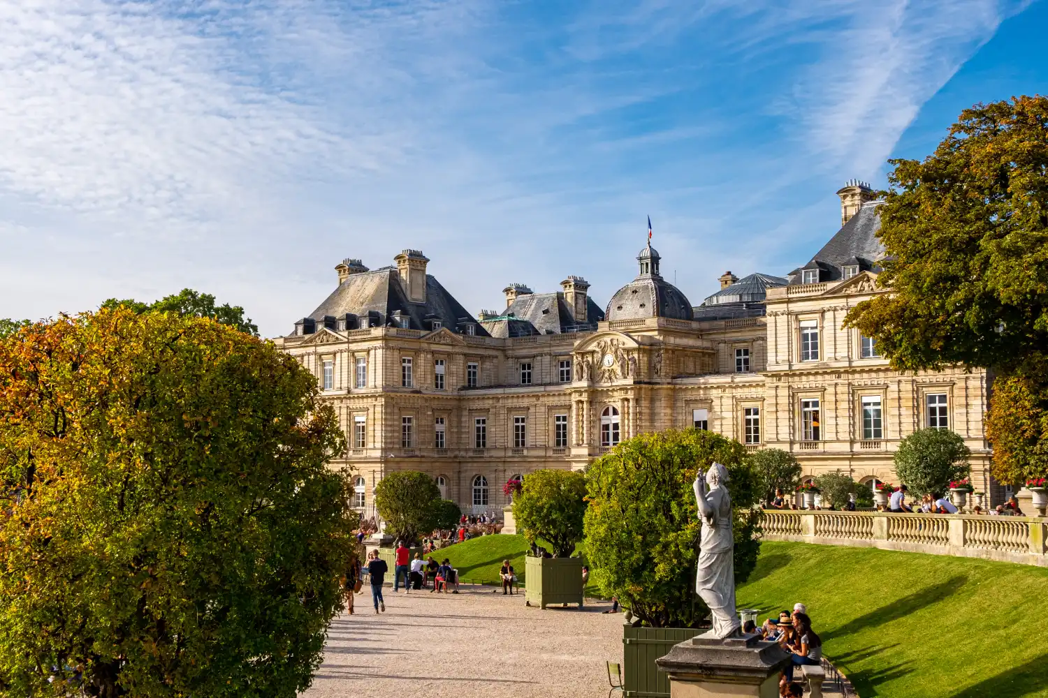 Allée du Jardin du Luxembourg avec vue sur le Palais du Luxembourg à Paris
