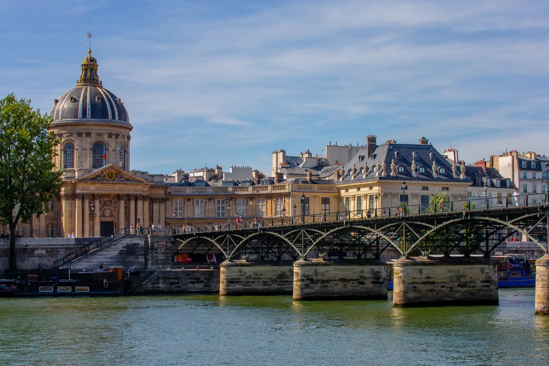 Pont des Arts et coupole de l'Institut de France vus depuis les quais de Seine à Paris