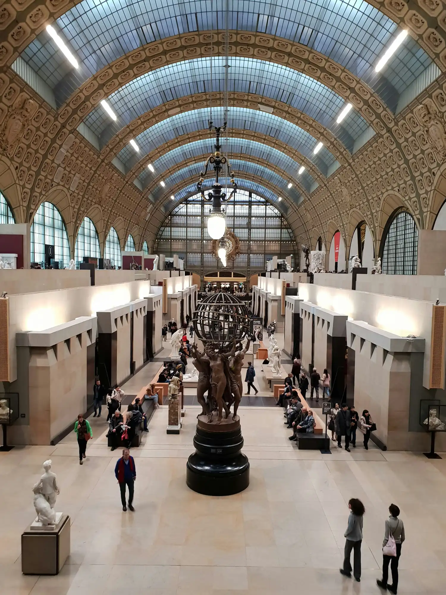 Nef centrale du Musée d'Orsay avec sa verrière et ses sculptures à Paris